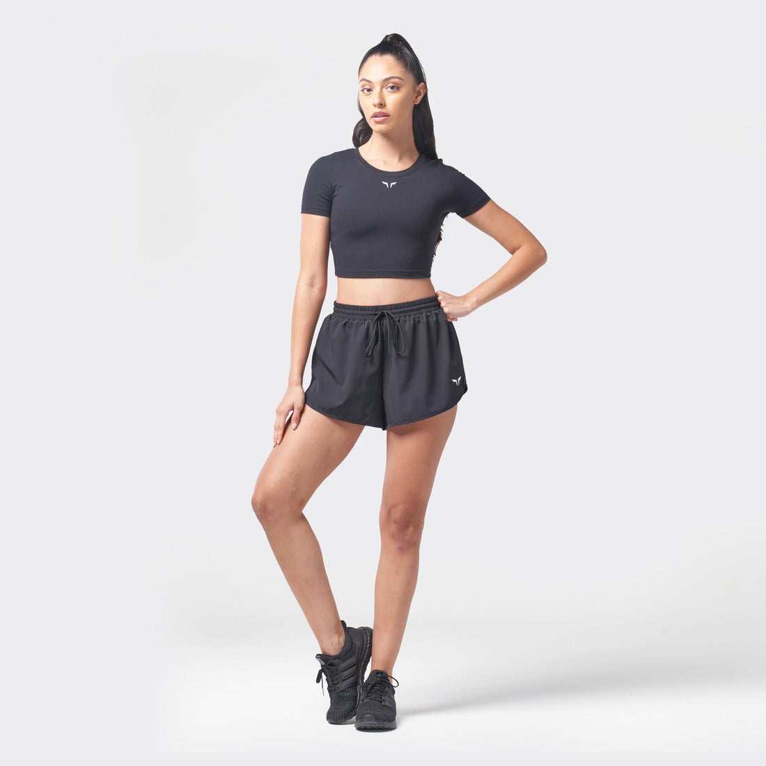 ESSENTIAL CROPPED TEE - BLACK